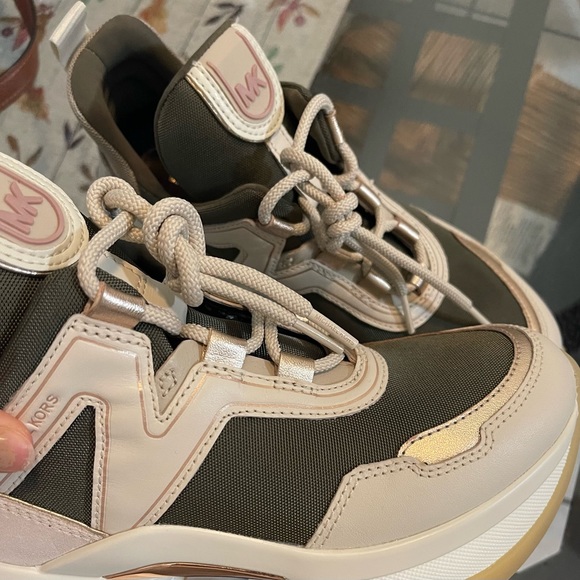 Like new! Only used once inside the house! - Picture 4 of 14